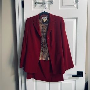 Ladies Kasper 2-pc suit, jacket and skirt.  Blouse included FREE!